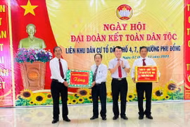 Bí thư Thành ủy Pleiku Trịnh Duy Thuân dự Ngày hội Đại đoàn kết tại phường Phù Đổng