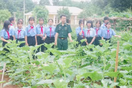 Tiết học trải nghiệm của học sinh tại Đồn Biên phòng. Ảnh: N.T