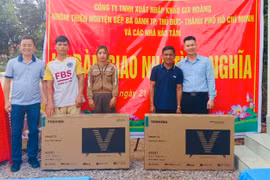 Trao quà Tết và tặng 2 nhà tình nghĩa cho các hộ khó khăn nhà ở xã Ia Lang