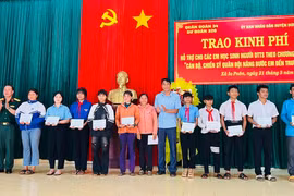 Trao kinh phí hỗ trợ cho học sinh dân tộc thiểu số. Ảnh: N.T