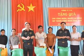 Công ty 715 tặng 410 suất quà cho công nhân, người lao động có hoàn cảnh khó khăn