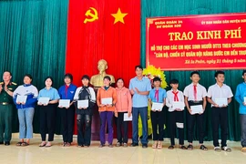 Trao kinh phí hỗ trợ cho học sinh dân tộc thiểu số. Ảnh: N.T