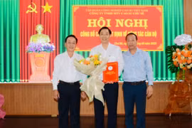 Ông Trần Thanh Phụng (bìa trái)- Phó Tổng Giám đốc VRG và ông Phan Thanh Hà (bìa phải)- Chủ tịch HĐTV Công ty trao quyết định và hoa chúc mừng ông Lê Trung Kiên- giữ chức vụ Tổng Giám đốc Công ty TNHH một thành viên Cao su Chư Sê kể từ ngày 5-6-2025. Ảnh: Văn Vĩnh