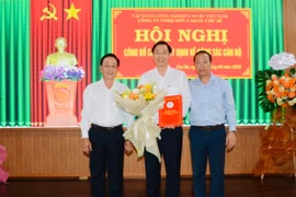 Ông Trần Thanh Phụng (bìa trái)- Phó Tổng Giám đốc VRG và ông Phan Thanh Hà (bìa phải)- Chủ tịch HĐTV Công ty trao quyết định và hoa chúc mừng ông Lê Trung Kiên- giữ chức vụ Tổng Giám đốc Công ty TNHH một thành viên Cao su Chư Sê kể từ ngày 5-6-2025. Ảnh: Văn Vĩnh