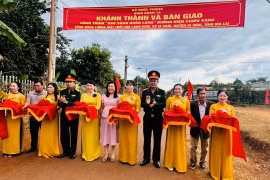 Binh đoàn 15 bàn giao công trình “Sao sáng buôn làng” tại xã Ia Krăi