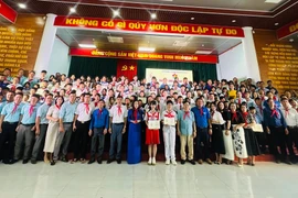 Lãnh đạo huyện đã trao giấy chứng nhận danh hiệu “Cháu ngoan Bác Hồ” cho 120 đội viên, thiếu nhi tiêu biểu trên địa bàn. Ảnh: Nay Winh