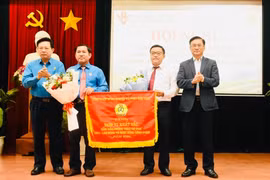 Đại diện lãnh đạo Tổng Công ty Cà phê Việt Nam trao Cờ thi đua toàn diện của Công đoàn Nông nghiệp và Phát triển nông thôn Việt Nam tặng cho Công ty Cà phê Ia Sao 2. Ảnh: Đinh Yến