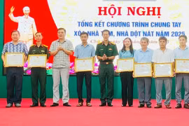 Bí thư Huyện ủy Chư Sê Lý Anh Sang khen thưởng các tập thể, cá nhân có thành tích xuất sắc trong triển khai Chương trình xóa nhà tạm, nhà dột nát năm 2025. Ảnh: Hoài Trương