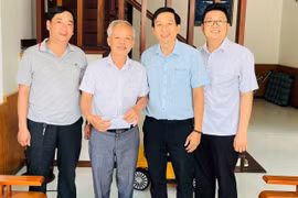 Đồng chí Phạm Toàn Vinh (thứ 2 từ phải qua)- Chủ tịch UBND phường Thống Nhất cùng cán bộ phường thăm đối tượng chất độc hóa học Bùi Trường Thịnh. Ảnh: Chu Tuyết