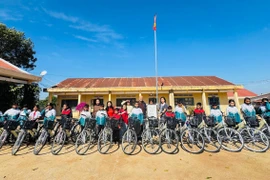 Trao tặng quà và xe đạp cho học sinh nghèo xã Ia Krêl
