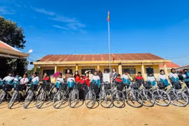 Trao tặng quà và xe đạp cho học sinh nghèo xã Ia Krêl