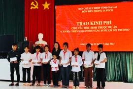Đồn Biên phòng Ia Púch trao kinh phí hỗ trợ cho học sinh nghèo vùng biên. Ảnh: N.T
