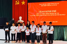 Đồn Biên phòng Ia Púch trao kinh phí hỗ trợ cho học sinh nghèo vùng biên. Ảnh: N.T