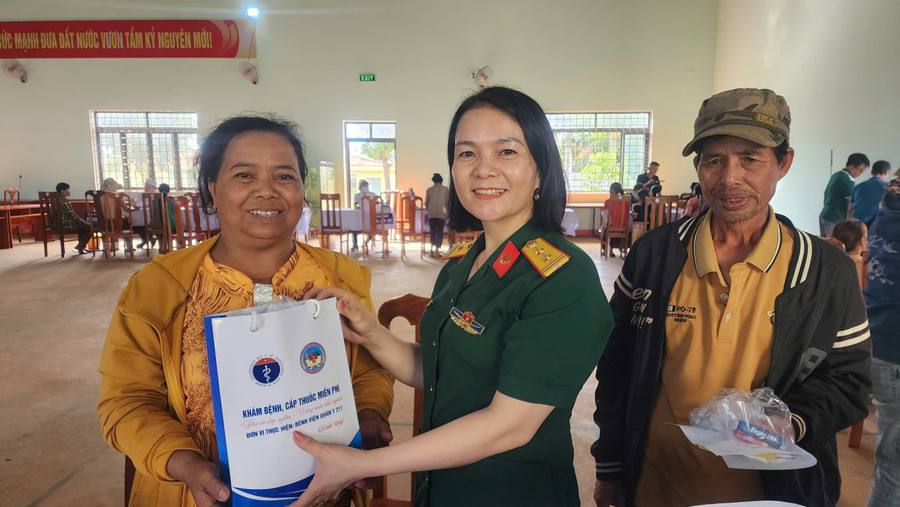 Người dân được cấp, phát thuốc miễn phí tại chương trình. Ảnh: Mạnh Hà z7110630697082-da801d21d5d87ef0c3f4c8b826b6e18f.jpg