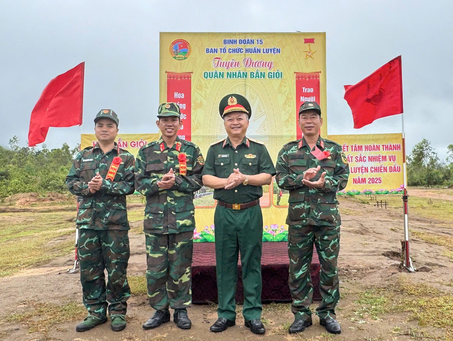 Thiếu tướng Hoàng Văn Sỹ-Tư lệnh Binh đoàn 15 tặng hoa tuyên dương các sĩ quan đạt thành tích xuất sắc ở nội dung bắn súng K54 (bài 1). Ảnh: Thanh Quý 11-9674.jpg
