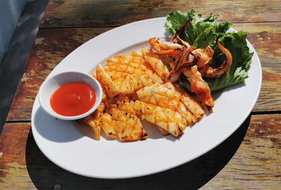 Mực một nắng nướng muối ớt. (Ảnh: Taste Atlas) muc-mot-nang-nuong-muoi-ot.jpg
