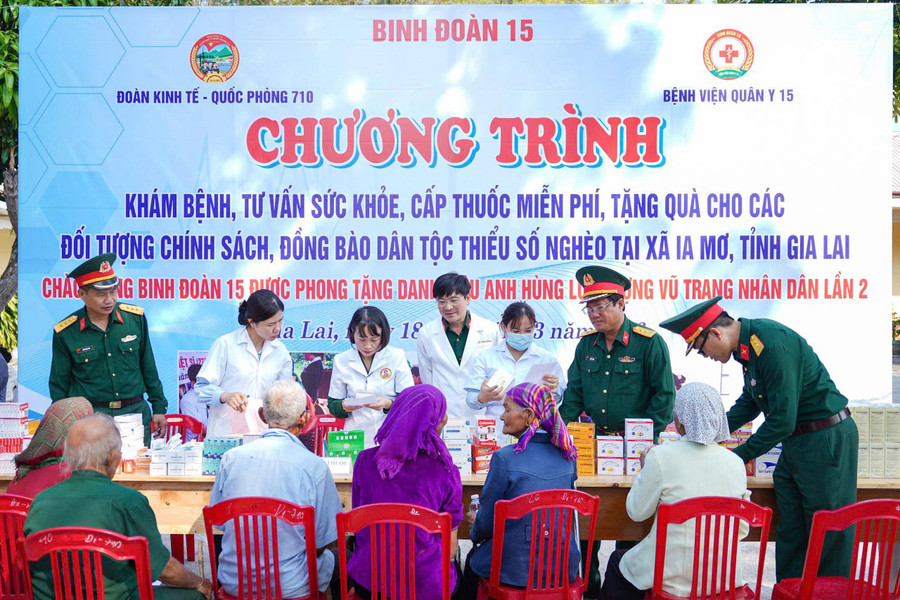 hoat-dong-nham-chao-mung-binh-doan-15-vinh-du-duoc-dang-nha-nuoc-phong-tang-danh-hieu-anh-hung-luc-luong-vu-trang-nhan-dan-lan-thu-hai.jpg