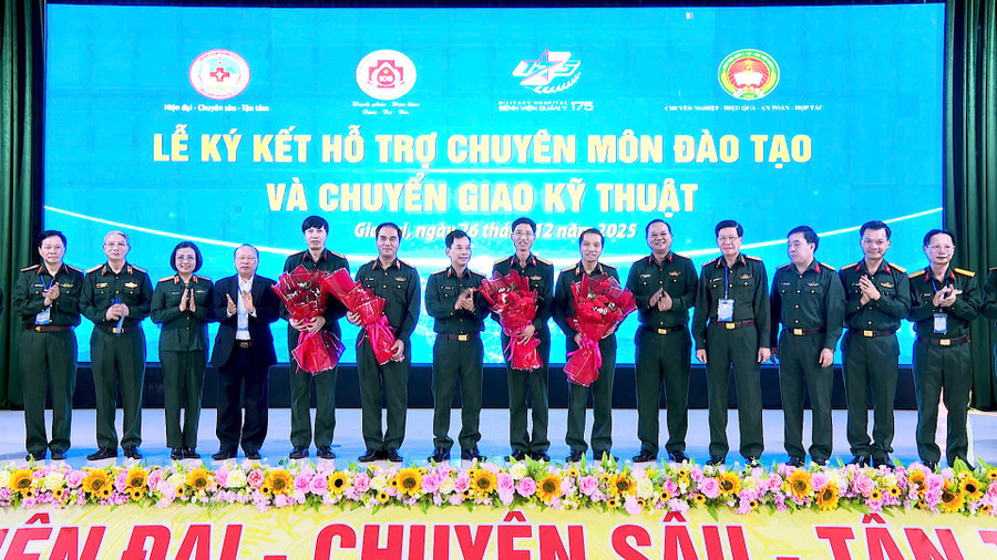thu-truong-bo-tu-lenh-quan-doan-34-tang-hoa-cac-benh-vien-va-giao-nhiem-vu-cho-benh-vien-quan-y-211-anh-manh-ha.jpg
