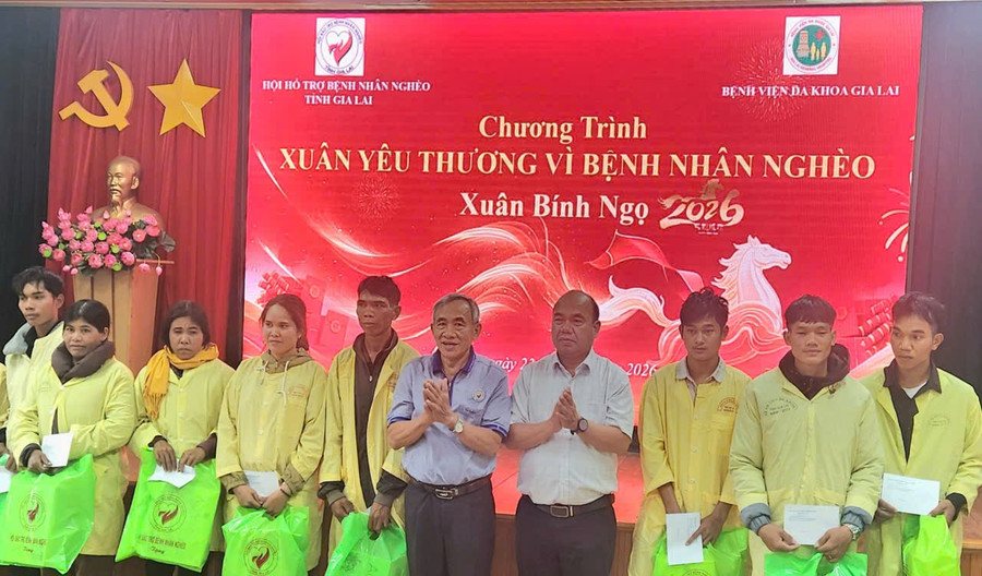 trao-tang-qua-tet-cho-benh-nhan-ngheo-nguoi-dong-bao-dan-toc-thieu-so.jpg