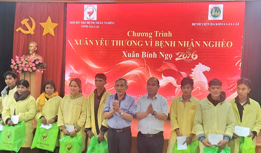 trao-tang-qua-tet-cho-benh-nhan-ngheo-nguoi-dong-bao-dan-toc-thieu-so.jpg