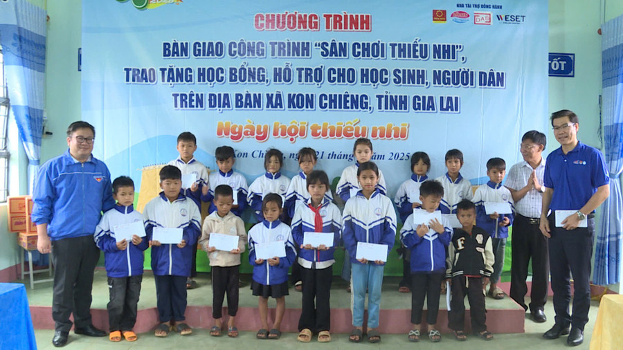 82 suất hỗ trợ và suất học bổng, trị giá 44 triệu đồng đã được trao tặng cho các em học sinh. Ảnh: Mạnh Hà z6826177108413-a5d6cf0a9e131905972cc3282c6ba00f.jpg