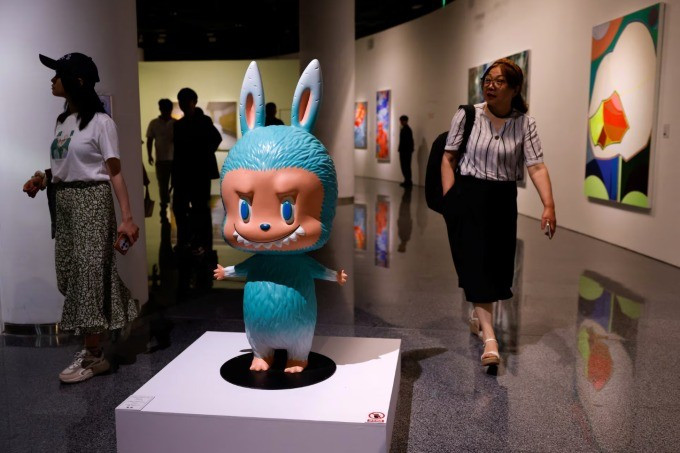 Tượng Labubu có màu xanh bạc hà, được đấu giá gần 4 tỷ đồng. (Ảnh: Reuters) labubu-jpg-1749583046-2851-17495.jpg