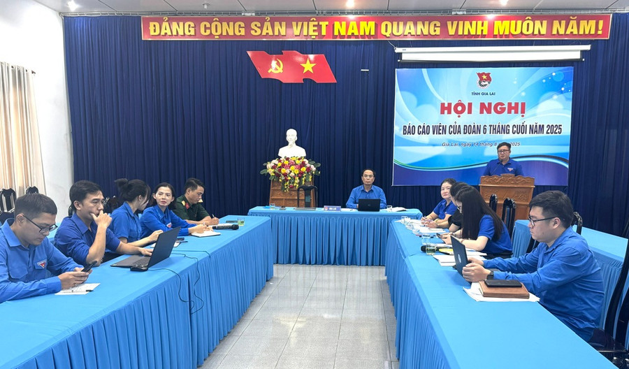 Đồng chí Nguyễn Chí Hiếu-Phó Bí thư Tỉnh Đoàn báo cáo tại Hội nghị Báo cáo viên cấp tỉnh của Đoàn 6 tháng cuối năm 2025. Ảnh: Hà Đức Thành dong-chi-nguyen-chi-hieu-pho-bi-thu-tinh-doan-bao-cao-den-hoi-nghi-bao-cao-vien-cap-tinh-cua-doan-6-thang-cuoi-nam-2025.jpg
