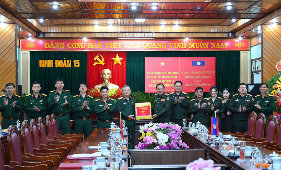 3-thieu-tuong-hoang-van-sy-tu-lenh-binh-doan-15-tang-qua-ky-niem-doan-cong-tac-ban-chi-dao-xay-dung-chinh-tri-co-so-va-phat-trien-nong-thon-toan-dien.jpg