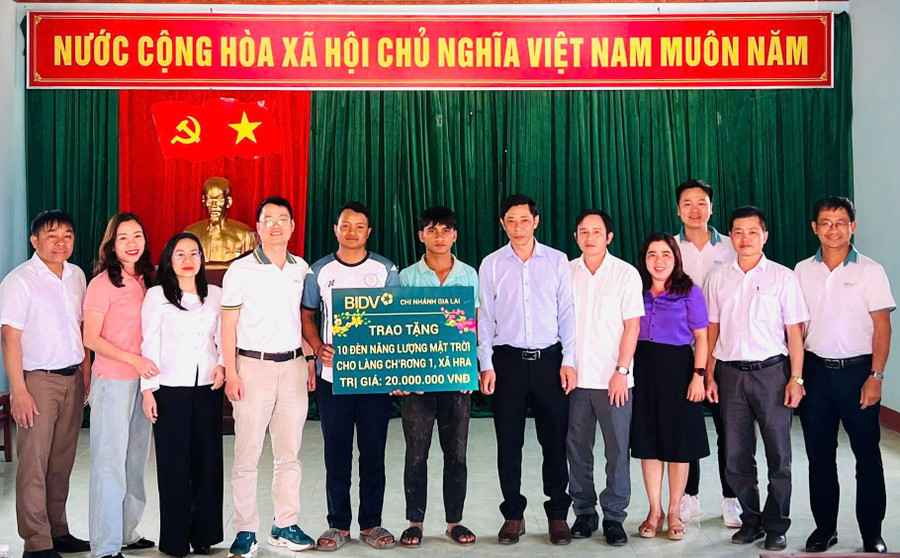 bidv-chi-nhanh-gia-lai-trao-tang-10-den-nang-luong-mat-troi-cho-lang-chrong-1-anh-dvcc.jpg