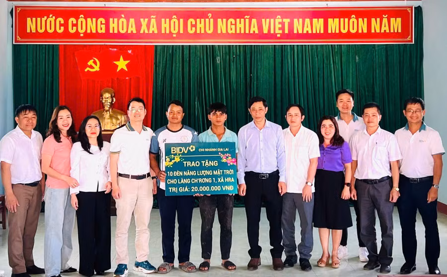 bidv-chi-nhanh-gia-lai-trao-tang-10-den-nang-luong-mat-troi-cho-lang-chrong-1-anh-dvcc.jpg
