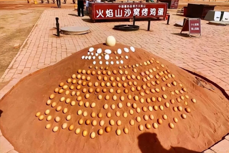 Du khách trải nghiệm nướng trứng ngoài trời. (Ảnh: Internet) nuong-trung-jpg.jpg