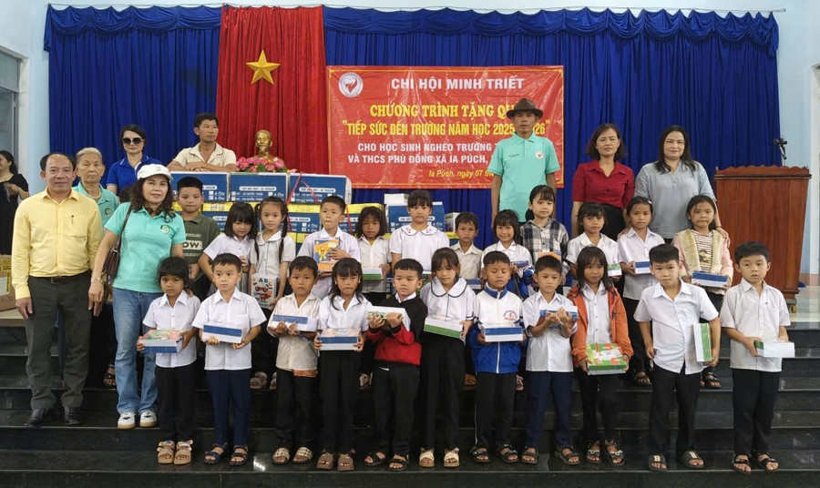 Ban tổ chức tặng quà cho học sinh khó khăn của Trường Tiểu học và THCS Phù Đổng (xã Ia Púch). Ảnh: Mạnh Hà hoc-sinh-truong-tieu-hoc-phu-dong-nhan-448-suat-qua-anh-manh-ha-1239.jpg