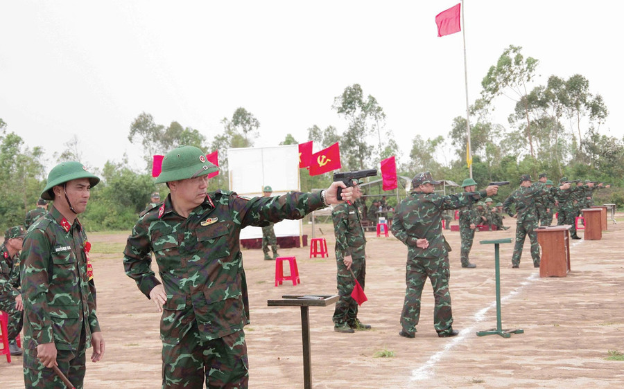Sĩ quan Binh đoàn 15 thực hiện nội dung kiểm tra bắn súng K54. Ảnh: Thanh Quý 7.jpg