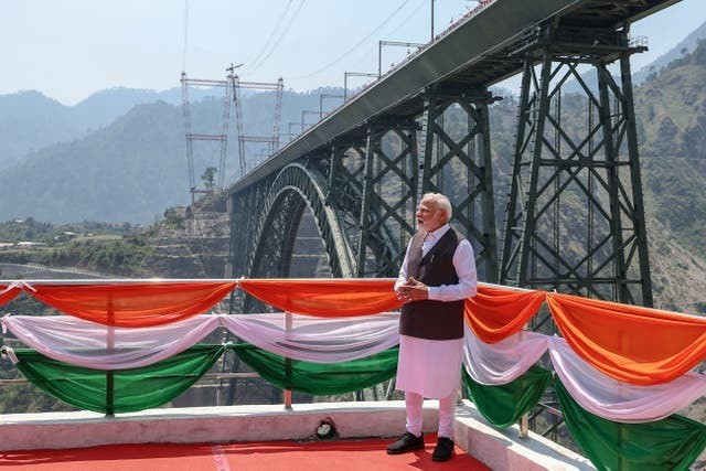 Thủ tướng Ấn Độ Narendra Modi đã viết trên X: "Thật vô cùng tự hào khi cây cầu này kết hợp nhuần nhuyễn giữa tham vọng và khả năng thực hiện". (Ảnh: Indian Press Information Bureau) topshot-india-kashmir-railways-z.jpg