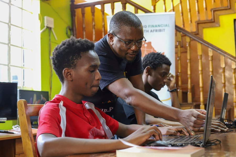 Người đồng sáng lập AFRIBIT Ronnie Mdawida tương tác với sinh viên đang học công nghệ bitcoin tại các văn phòng Afribit ở ngoại ô Kibera. (Ảnh: Independent.co) kenya-slum-cryptocurrency-44303.jpg