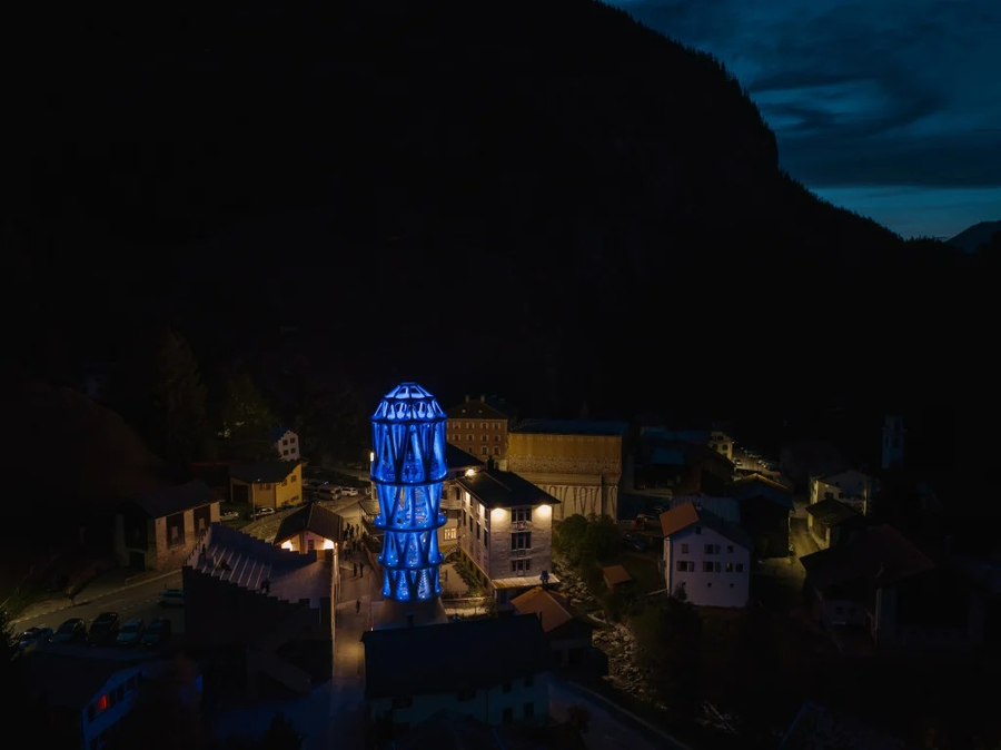 Tor Alva là một biểu tượng tôn vinh truyền thống làm bánh kẹo của vùng Mulegns, dãy Alps, đồng thời đóng vai trò như một ngọn hải đăng cho ngôi làng. (Ảnh: Dezeen.com) 451inh4i.png