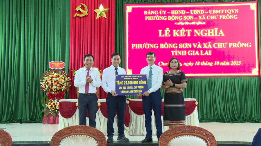 Phường Bồng Sơn trao tặng 20 triệu đồng cho học sinh có hoàn cảnh khó khăn tại xã Chư Prông. Ảnh: Rơ Lan Viện z7131755195448-161467fcb02149b7ada3a18af4c213e7.jpg