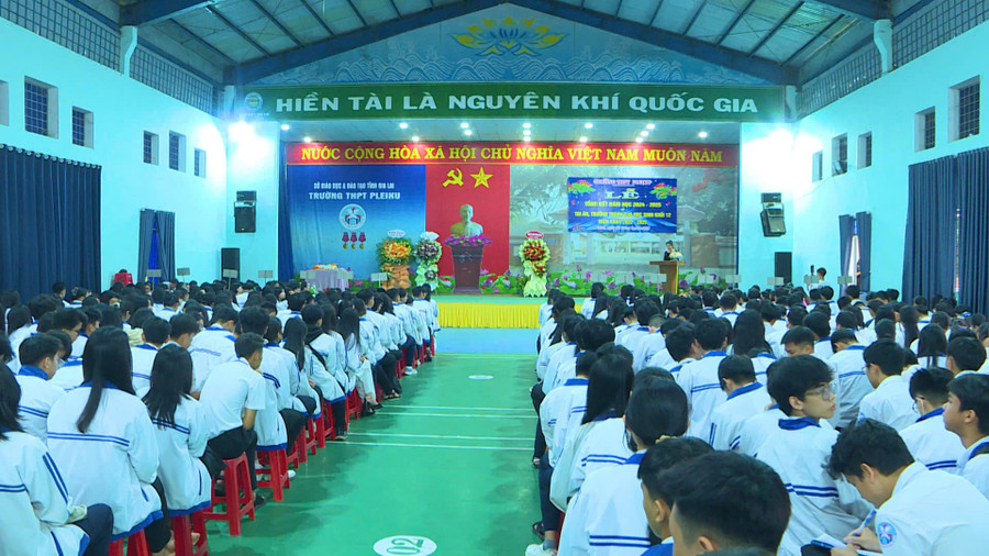 Quang cảnh lễ tổng kết năm học 2024-2025 của Trường THPT Pleiku. Ảnh: Ksor Tuối f97f146e0326b778ee37.jpg