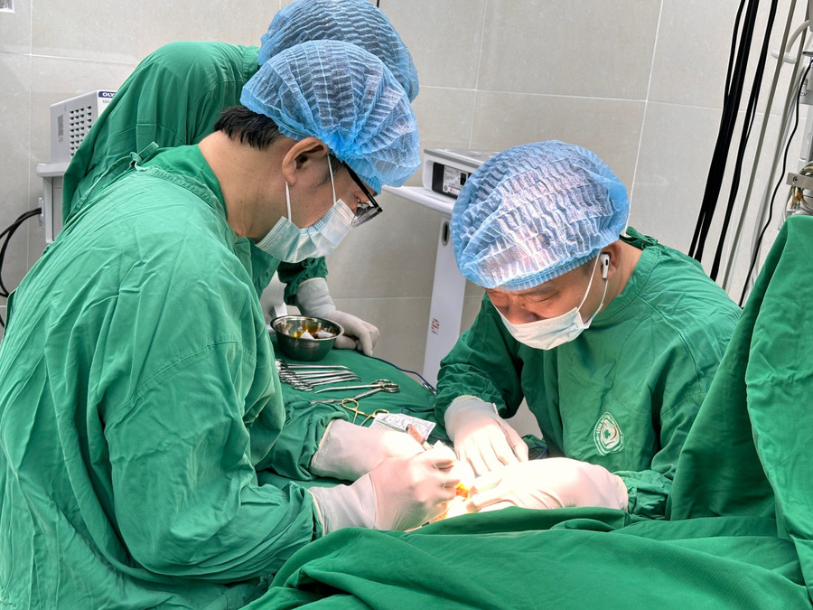 Các bác sĩ tiến hành phẫu thuật ngón tay thừa cho bệnh nhân. Ảnh: Công Nãng e-kip-bac-si-phau-thuat-ngon-tay-thua-cho-benh-nhan.jpg
