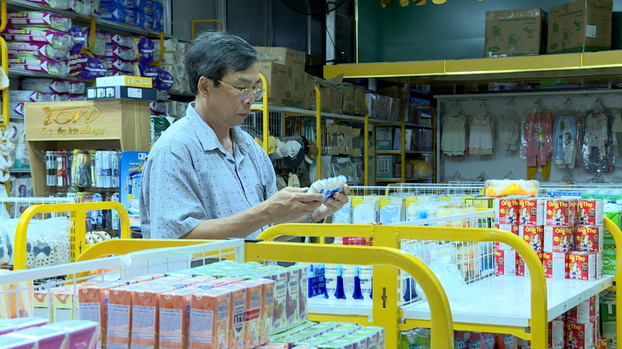 Ông Nguyễn Văn Đang-Trưởng phòng Quản lý An toàn thực phẩm, Sở Y tế Gia Lai kiểm tra an toàn thực phẩm tại hộ kinh doanh sữa Việt Nhi, thị xã Ayun Pa. Ảnh: Huy Toàn hinh-1.jpg