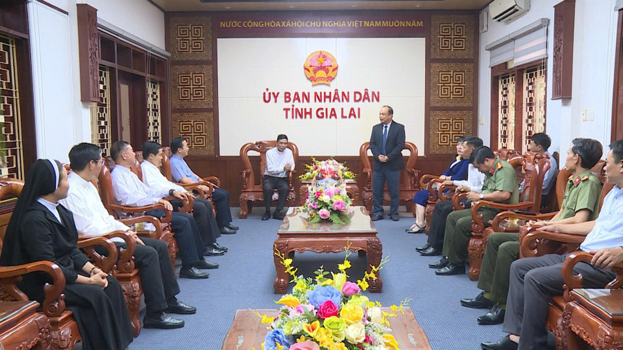 Phó Chủ tịch UBND tỉnh Gia Lai Dương Mah Tiệp (đứng) phát biểu tại buổi tiếp xã giao đại diện Tòa Giám mục Giáo phận Kon Tum. Ảnh: Hoàng Vũ Phó Chủ tịch UBND tỉnh Gia Lai Dương Mah Tiệp (đứng) phát biểu tại buổi tiếp xã giao đại diện Tòa Giám mục Giáo phận Kon Tum. Ảnh: Hoàng Vũ