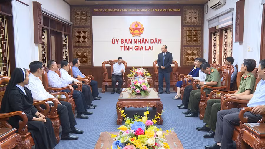 Phó Chủ tịch UBND tỉnh Gia Lai Dương Mah Tiệp (đứng) phát biểu tại buổi tiếp xã giao đại diện Tòa Giám mục Giáo phận Kon Tum. Ảnh: Hoàng Vũ