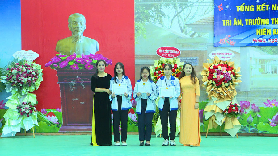 Cô Nguyễn Thị Đông Hải-Phó Hiệu trưởng phụ trách Trường THPT Pleiku (bìa trái) trao giấy khen cho học sinh có thành tích xuất sắc. Ảnh: Ksor Tuối 39b71c950bddbf83e6cc.jpg