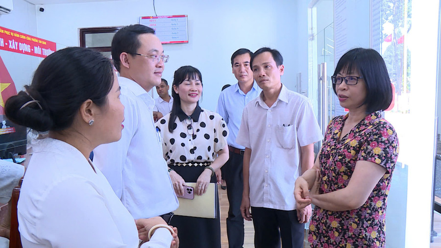 Phó Chủ tịch UBND tỉnh Nguyễn Thị Thanh Lịch kiểm tra tại Trung tâm phục vụ hành chính công phường Tam Quan. Ảnh: Hoàng Vũ pct-ubnd-tinh-nguyen-thi-thanh-lich-kiem-tra-tai-trung-tam-phuc-vu-hanh-chinh-cong-phuong-tam-quan.jpg