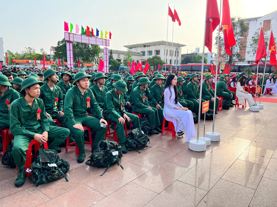 Các tân binh trước giờ nhập ngũ. Ảnh: Phan Tuấn