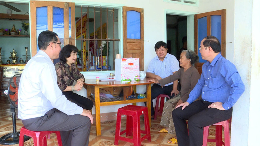 Đoàn công tác thăm, tặng quà gia đình có công tại thôn Chánh Trực, xã Phù Mỹ Đông. Ảnh: Phi Long doan-cong-tac-tham-va-tang-qua-gia-dinh-co-cong-tai-thon-chanh-truc-xa-phu-my-dong.jpg