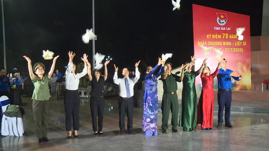 Các đồng chí lãnh đạo tỉnh cùng đại biểu thực hiện nghi thức thả chim bồ câu trắng thay lời tri ân sâu sắc, lòng biết ơn vô hạn đến anh linh các anh hùng liệt sĩ. Ảnh: Hoàng Vũ