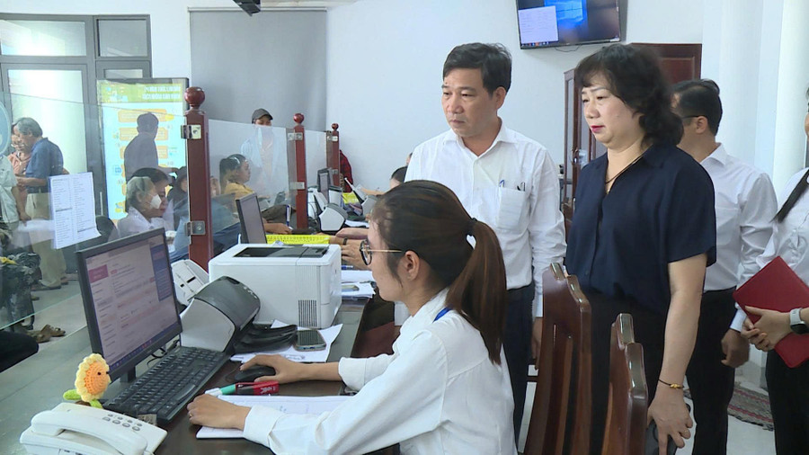 Giám đốc Sở Nội Vụ Phạm Thị Tố Hải kiểm tra tại Trung tâm Phục vụ hành chính công phường Bình Định. Ảnh: Hoàng Vũ dc-pham-thi-to-hai-kiem-tra-hanh-chinh-cong-tai-bo-phan-mot-cua-phuong-binh-dinh.jpg
