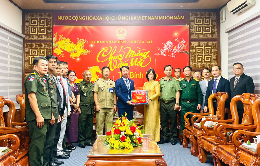 pho-chu-tich-ubnd-tinh-nguyen-thi-thanh-lich-tiep-doan-dai-bieu-tinh-stung-treng-campuchia-sang-tham-chuc-tet-co-truyen.jpg