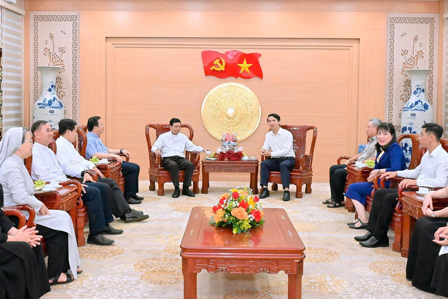 Quang cảnh buổi tiếp xã giao đoàn Tòa Giám mục Kon Tum tại trụ sở Tỉnh ủy. Ảnh: Đức Thụy pho-bi-thu-tinh-uy-gia-lai-nguyen-ngoc-luong-doan-ben-phai-tiep-xa-giao-doan-toa-giam-muc-kon-tum-anh-duc-thuy.jpg